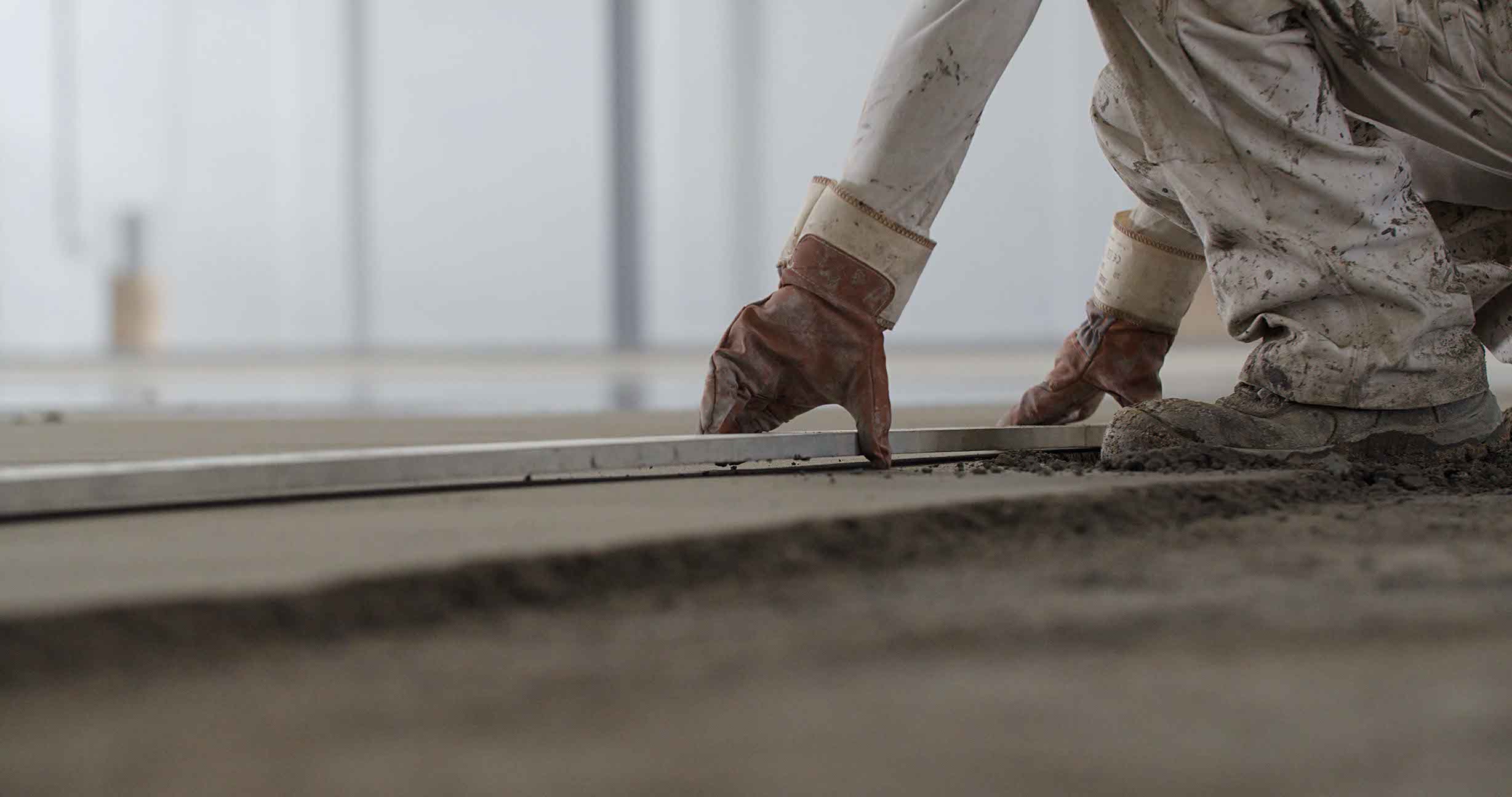 Man mäter och planerar hur ett betonggolv ska installeras